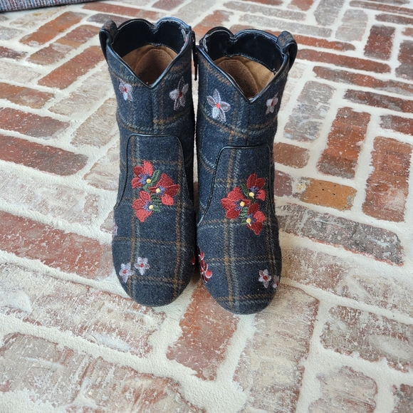 Indigo Rd. Embroidered Flannel Boots size 6 - Picture 2 of 3